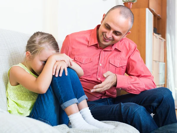 Mann belehrt unzufriedenes Mädchen — Stockfoto