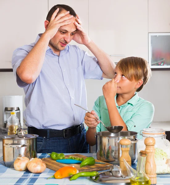 Father and son cooking dinner — Stock Photo, Image