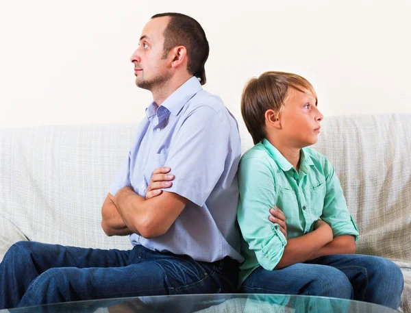 Father and teenage son argue — Stock Photo, Image