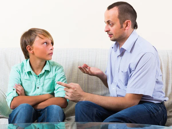 Father and son seriously talking at home — Stock Photo, Image