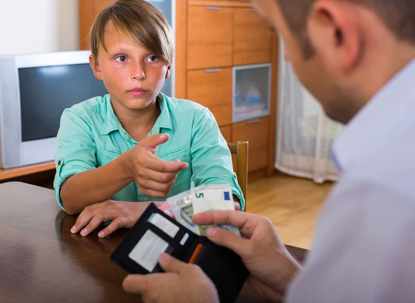 Ragazzo che chiede soldi al padre — Foto Stock