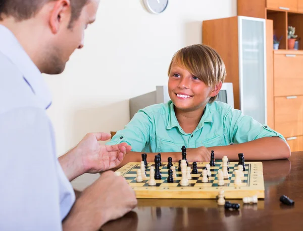 Hombre y adolescente hijo jugando ches —  Fotos de Stock