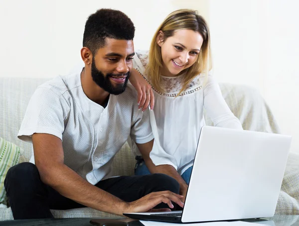 Couple shopping online at home — Stock Photo, Image