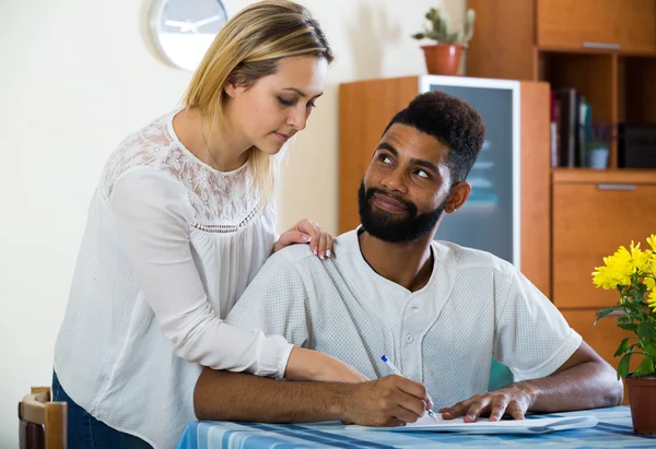 Paar invullen van formulieren bank toepassingsgebieden — Stockfoto