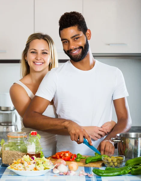 Interracial couple cooking vegetables — Stock Photo, Image