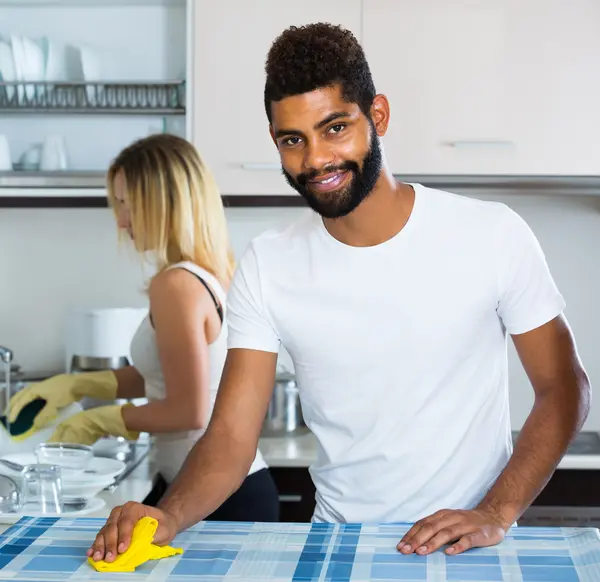 Hombre negro con mujer blanca en la cocina —  Fotos de Stock