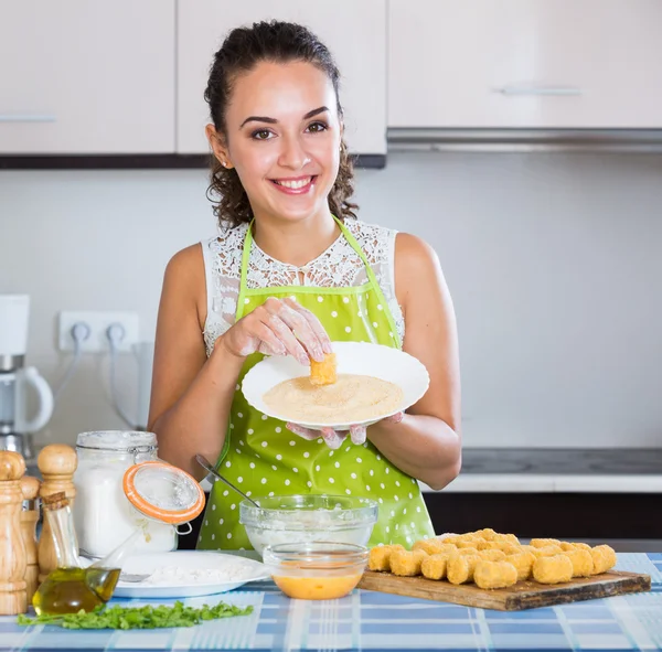 Woman rolling filled croquettes — Stock Photo, Image