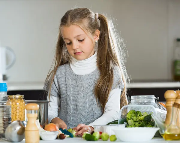 キッチンで野菜を調理かわいい女の子 — ストック写真