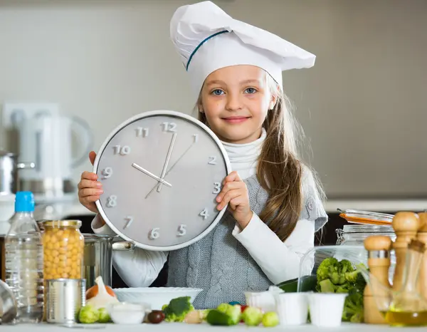 Linda niña contando el tiempo —  Fotos de Stock