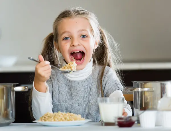 Dziewczynka jedzenie smaczne owsianka — Zdjęcie stockowe