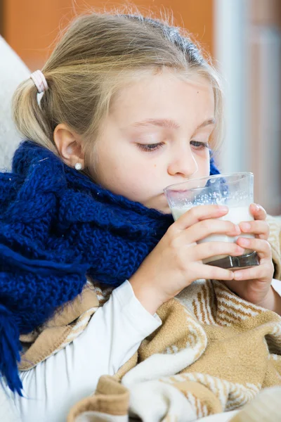 Ragazza che soffre di mal di gola — Foto Stock