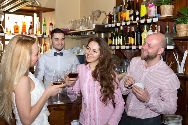 Amigos en el bar con barman —  Fotos de Stock