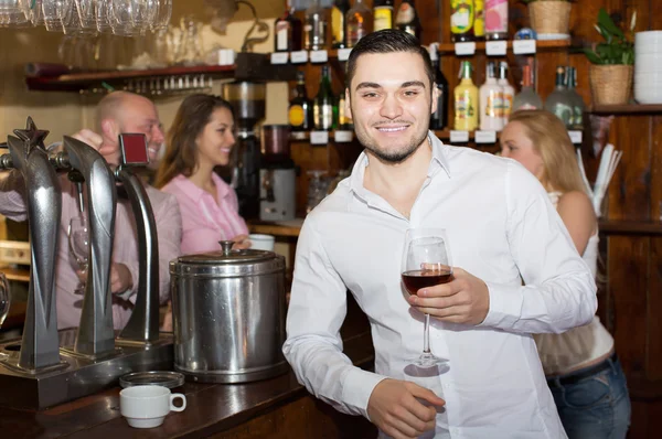 Couple drinking wine at bar — Stock Photo, Image