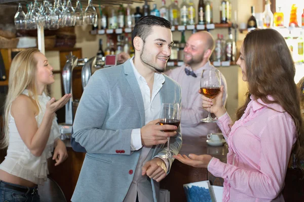 Paar trinkt Wein an Bar — Stockfoto