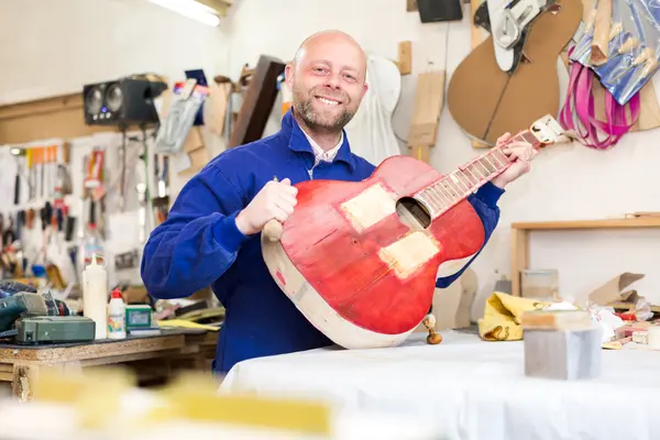 Man membuat gitar — Stok Foto