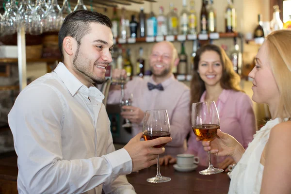 Bartender entertaining guests — Stock Photo, Image