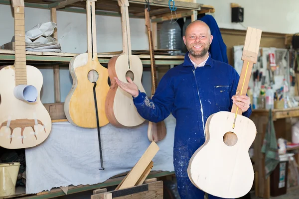 Pembuat gitar di bengkel — Stok Foto