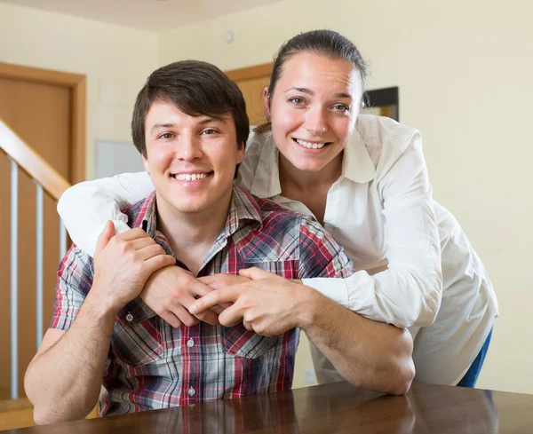 Jong paar knuffelen — Stockfoto