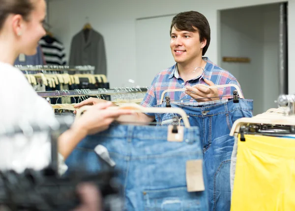 Coppia acquisto blue jeans al negozio — Foto Stock