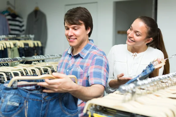 Coppia acquisto blue jeans al negozio — Foto Stock