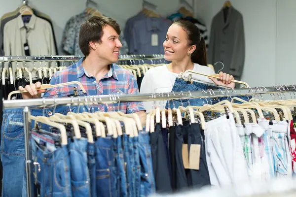 Coppia acquisto blue jeans al negozio — Foto Stock