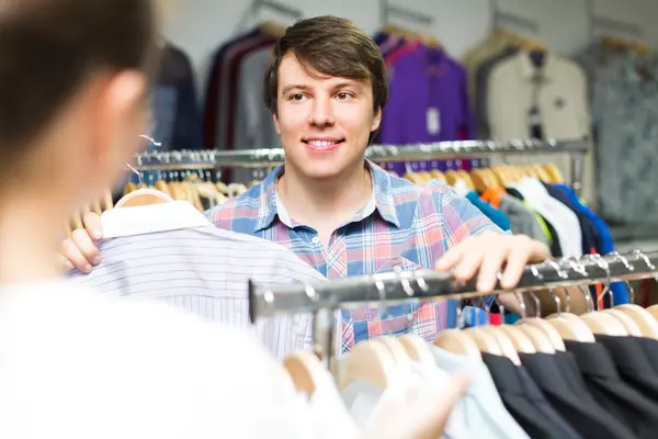 Uomo e donna durante lo shopping — Foto Stock