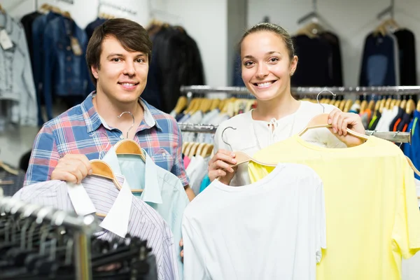 Coppia sceglie i vestiti al negozio — Foto Stock
