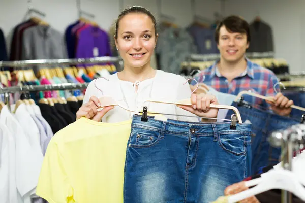 Coppia di scegliere i vestiti nel centro commerciale — Foto Stock