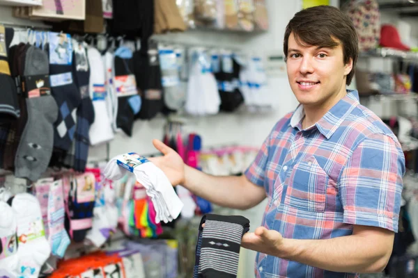 Hombre eligiendo calcetines en la tienda —  Fotos de Stock