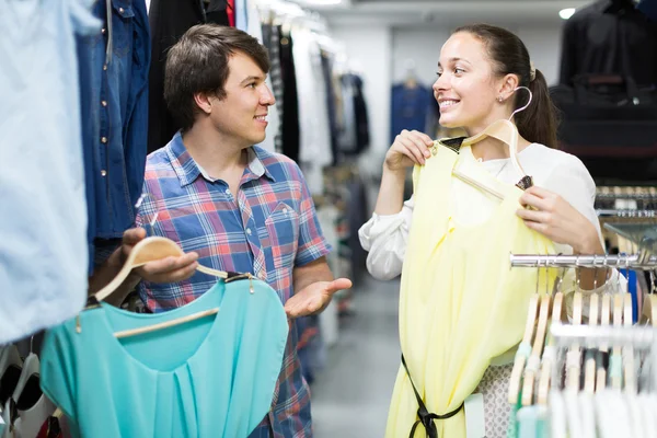 Пара выбирает одежду в магазине — стоковое фото