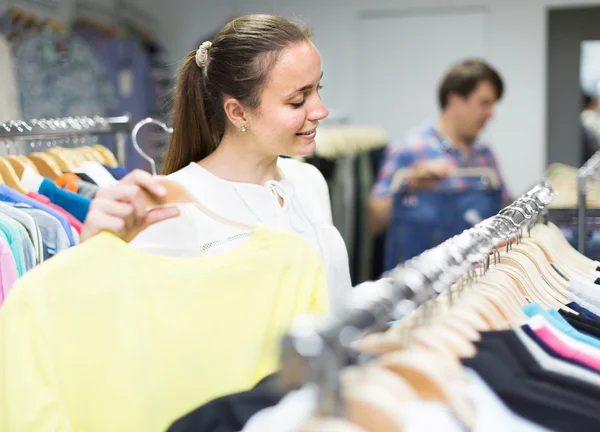 Girl in shopping center — Stock Photo, Image