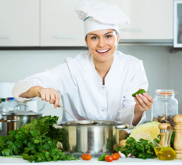 Femme en uniforme à la cuisine — Photo