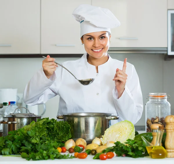 Ritratto di chef professionista sorridente — Foto Stock