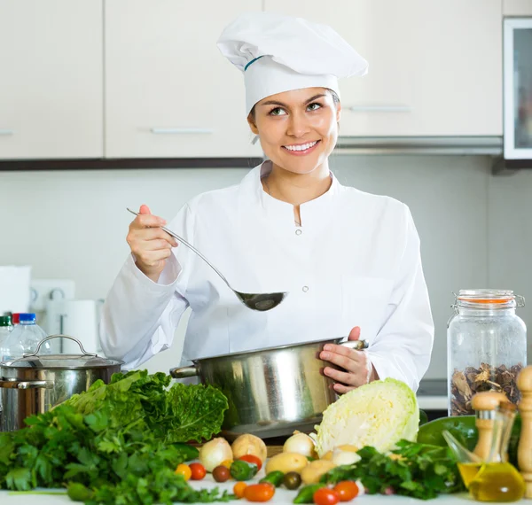 Donna in uniforme in cucina — Foto Stock