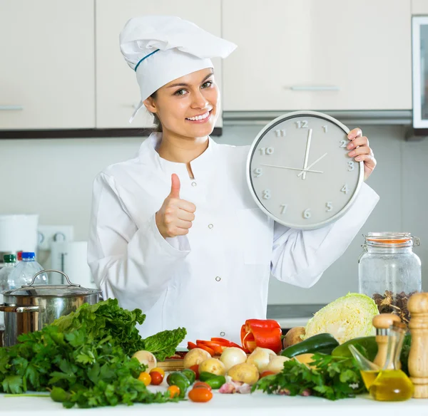 Žena s hodinami v kuchyni — Stock fotografie