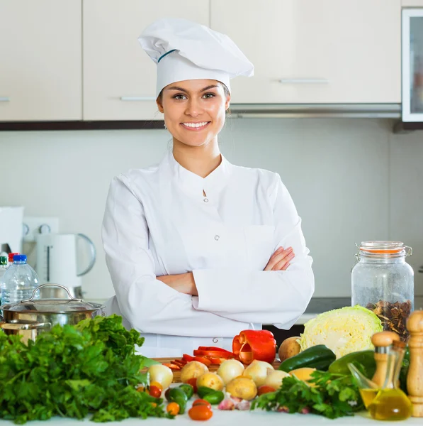 Jonge lachende professionele chef-kok — Stockfoto