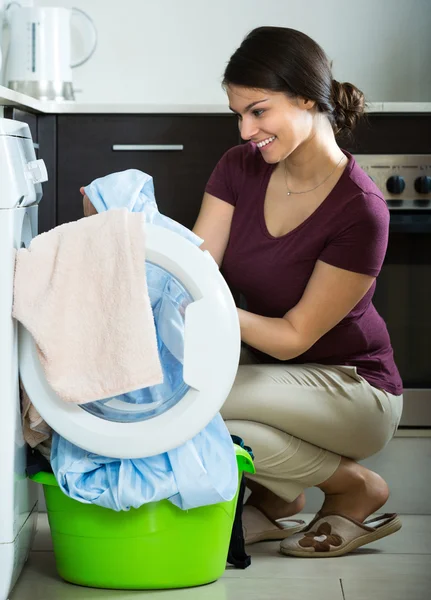 Housewife with washed linen — Stock Photo, Image