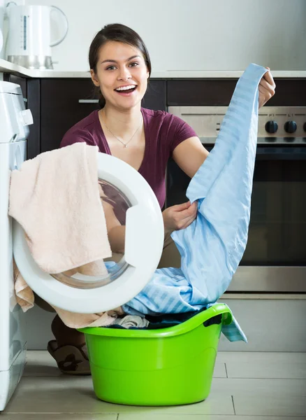Femme au foyer avec linge lavé — Photo