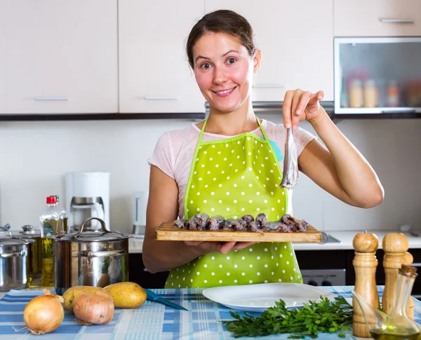 Felice casalinga cercando nuova ricetta — Foto Stock