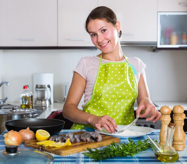 Žena postupné sardinky v mouce — Stock fotografie