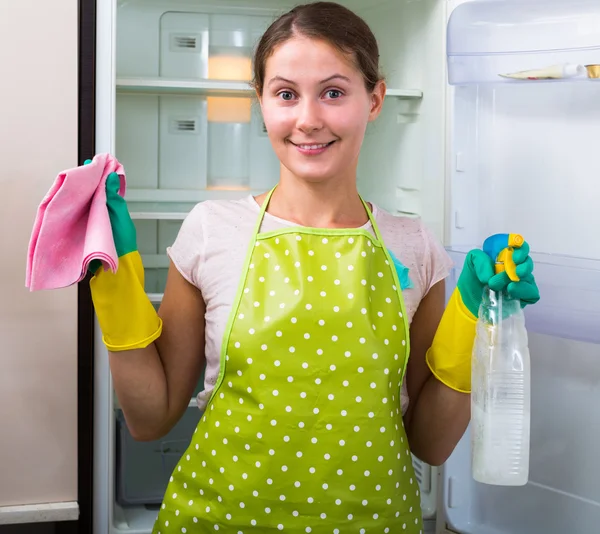 Brunette wassen koelkast — Stockfoto