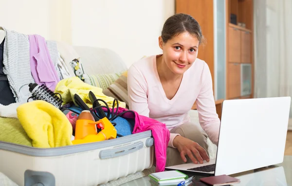 Femme se préparant pour le voyage — Photo