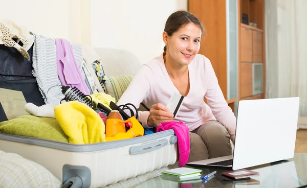 Brünette packt Koffer — Stockfoto