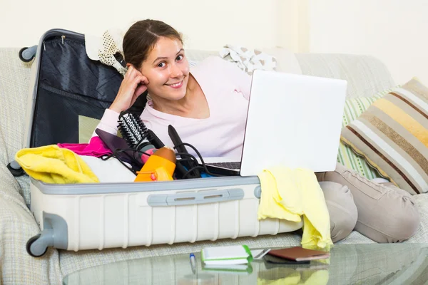 Mujer planeando vacaciones con cuaderno —  Fotos de Stock