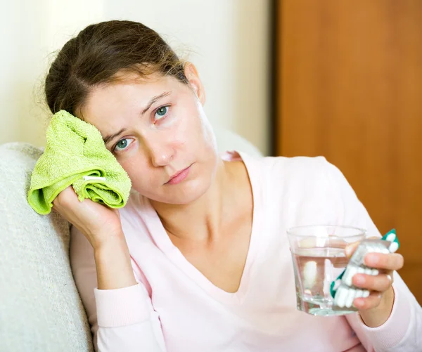 Donna che ha mal di testa — Foto Stock