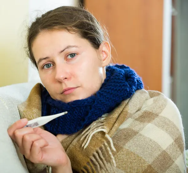 Brunette malade de fièvre avec thermomètre — Photo