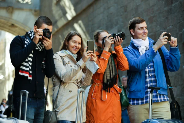 Adult tourists taking photos — Stock Photo, Image