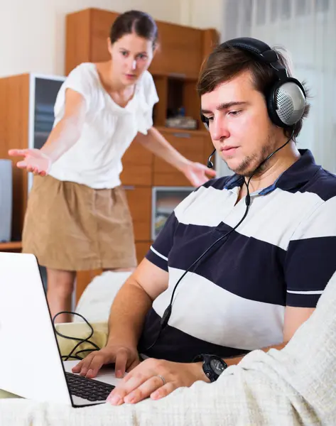 Husband addicted to social networks — Stock Photo, Image