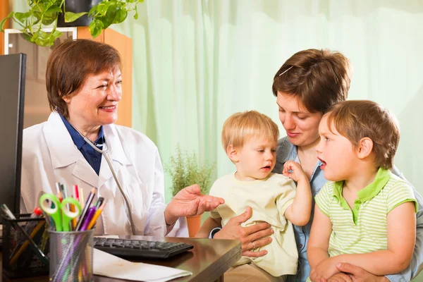 Médico examinando niños — Foto de Stock