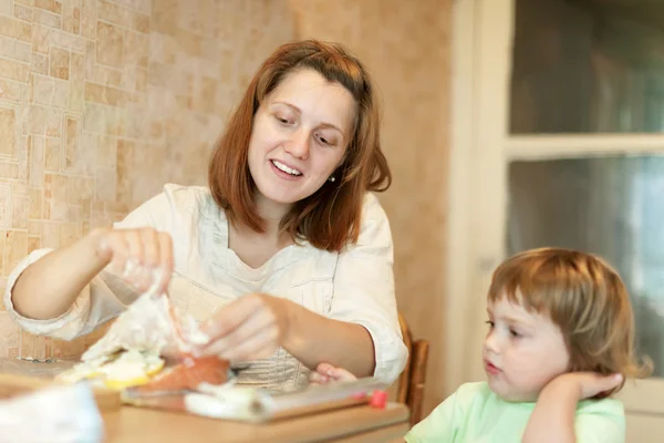 Donna con bambino cucina in cucina — Foto Stock